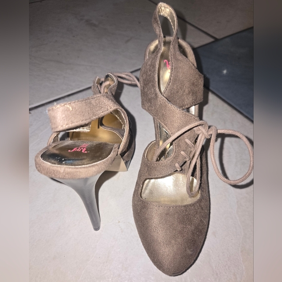 Womens sz.9 Beige suede platform heels. - Picture 4 of 10